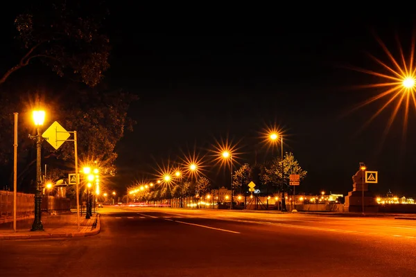夜市の街路灯 ボケ味 都市の夜景のライトからの光線 — ストック写真