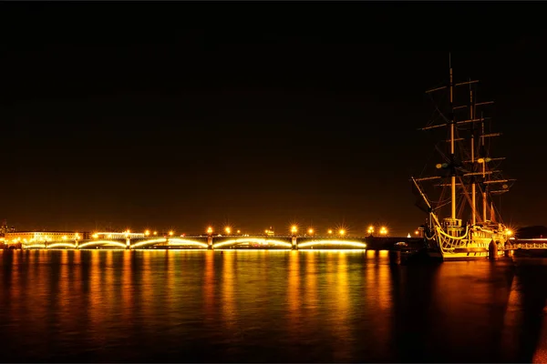 Fotografie Von Langzeitbelichtung Nacht Landschaft Flussbrücke Segelboot — Stockfoto