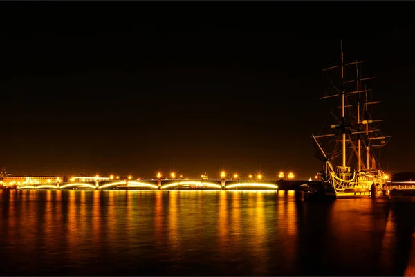 Fotografía Exposición Largo Plazo Paisaje Nocturno Río Puente Velero — Foto de Stock