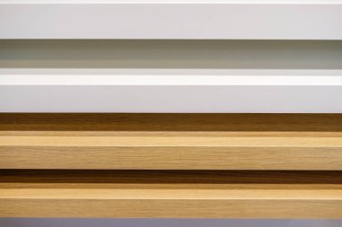 Cilalı tahta. Ahşap farklı türleri. Beyaz meşe. Bataklık meşe. Işık ceviz. Ayrıntılar için raf imalatı. Ahşap doku.