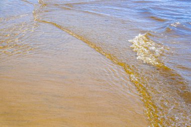 Kumsal, dalga üstüne dalga kıyıya haddeleme