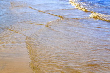 Kumsal, dalga üstüne dalga kıyıya haddeleme