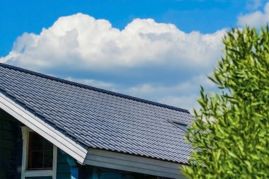 Kır evi lamine kaplama kalas yapılan pencere ile.