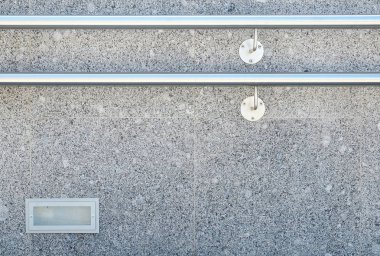 Merdivenler ve merdiven granit ve mermer fayans metal krom korkuluk ile süslenmiştir