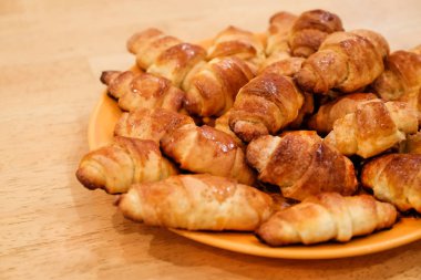 Seçici odak açık küçük kruvasan. Küçük ayçöreği, ev yapımı kekler. Arka plan bulanık. Bokeh