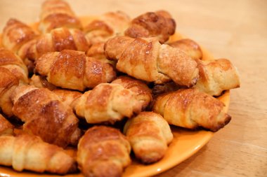 Seçici odak açık küçük kruvasan. Küçük ayçöreği, ev yapımı kekler. Arka plan bulanık. Bokeh