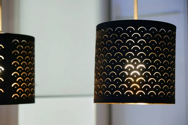 Sötét Fém Lámpaernyőt Sejtek Szalagon Színes Dekoratív Elektromos Bútor Világítás — Stock Fotó