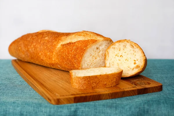 Weißes Weizenbrot Frisches Brot Auf Dem Tisch Dunklen Inneren Mit — Stockfoto