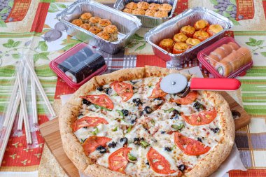 Kesme tahtası pizza kompozisyonu ve Suşi Lokanta için. Suşi için ahşap sopa. Taze, sıcak ve besleyici gıda.