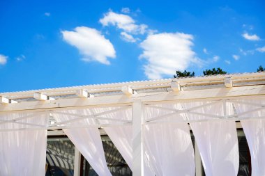 Rüzgarda çırpınan gölgelik ile Cafe Teras