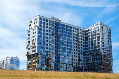 Modern konut binası. Cam cephe ile Bina Modern çok katlı