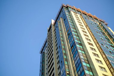 Zincir çocuk yaz eğlence alanı üzerinde salıncak.