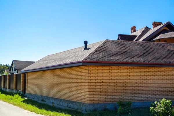 Telha Materiais Construção Utilizados Para Telhado Casa Contra Céu Azul — Fotografia de Stock