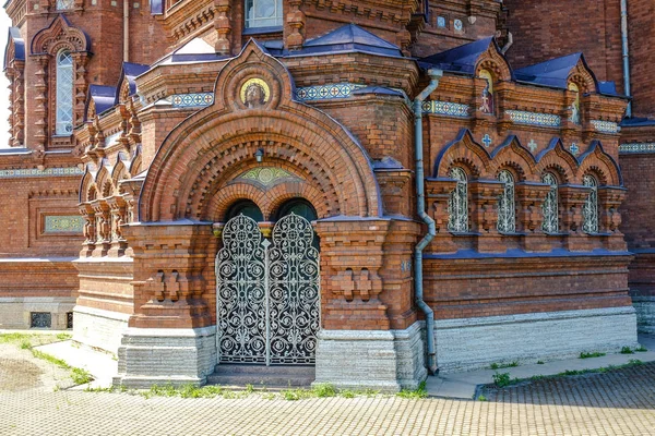 Будівництво Білої Цегли Темним Дахом Світло Тротуарі Сонце Заході Сонця — стокове фото