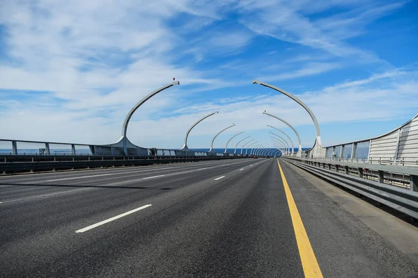 Ponte Moderna Diâmetro Ocidental Alta Velocidade Fundo Mar Céu Azul — Fotografia de Stock