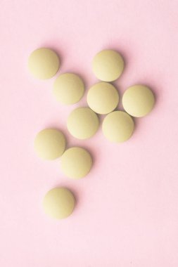 İlaç hapları. Beyaz hap, beyaz arka plan