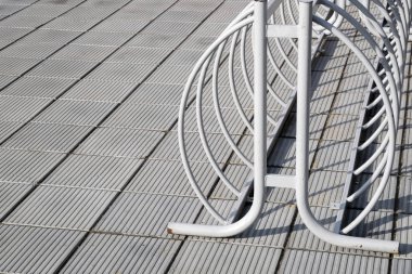 bahar gününde dışında Bisiklet park yeri.