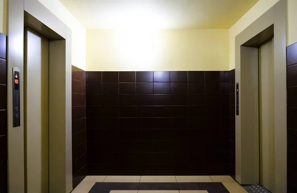 建物でエレベーターの廊下は白色光で照らされて 住宅建物のエレベーター シャフト — ストック写真