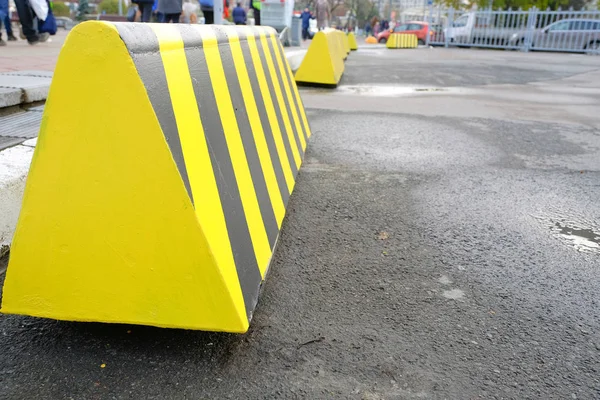 Recinzione barriera moderna per auto in estate Parcheggio sulla strada — Foto Stock