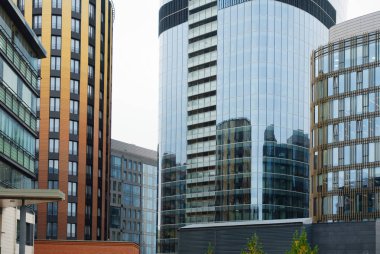 Gökdelen ya da kentin bulut ve güneş ışığı ile modern bina