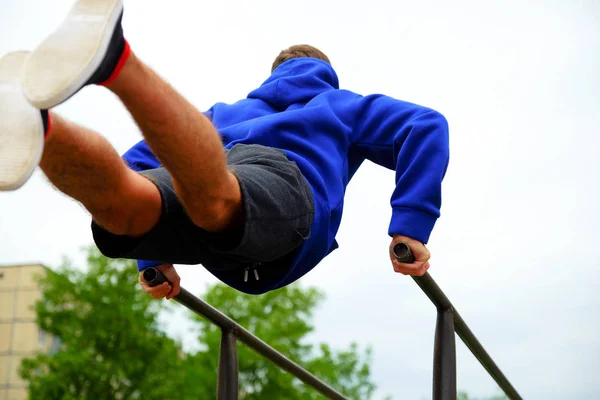 Sportif Genç Adam Eğitim Basamakları Çubukları Üzerinde Egzersiz — Stok fotoğraf