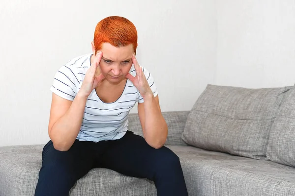 Massiert Seine Schläfen Eine Frau Die Unter Kopfschmerzen Leidet Gesundheitliche — Stockfoto