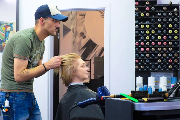 Saint Pétersbourg Russie 2018 Maître Des Cheveux Fait Coiffer Les — Photo