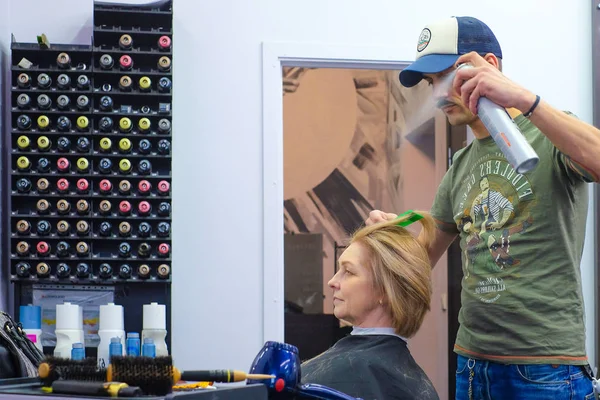 Saint Pétersbourg Russie 2018 Maître Des Cheveux Fait Coiffer Les — Photo