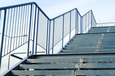 Yangın metal merdiven. Yivli adımları çentik kaymayan