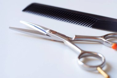 Makas ile parmak dinlenme-ring ve beyaz arka plan üzerinde izole tarak.