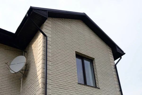 Stuga med stora panoramafönster. Glasering av fasaden på huset. — Stockfoto