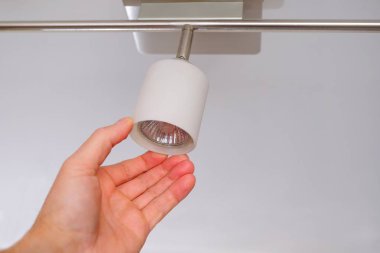 Elektrik Mühendisleri tavan lambaları koridorda yüklemekte olduğunuz.