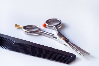 Makas ile parmak dinlenme-ring ve beyaz arka plan üzerinde izole tarak