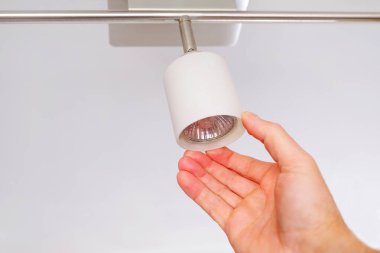 Elektrik Mühendisleri tavan lambaları koridorda yüklemekte olduğunuz.