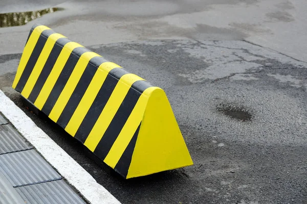 Limitatori Traffico Nel Parcheggio Recinzione Barriera Moderna Auto Estate Parcheggio — Foto Stock