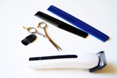 Makas ve iki tarak. Saç kesme makineleri ve beyaz arka plan üzerinde izole tarak