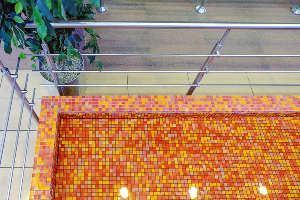 Kırmızı Turuncu Dekoratif Taşlarla Havuzda — Stok fotoğraf