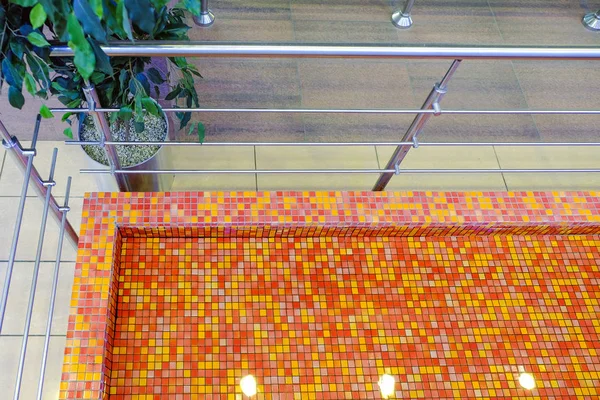 Agua Piscina Con Azulejos Decorativos Rojo Naranja — Foto de Stock