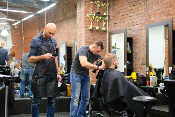 Saint-Pétersbourg. RUSSIE. 11.09.2018 le maître des cheveux fait coiffer les cheveux du client . — Photo