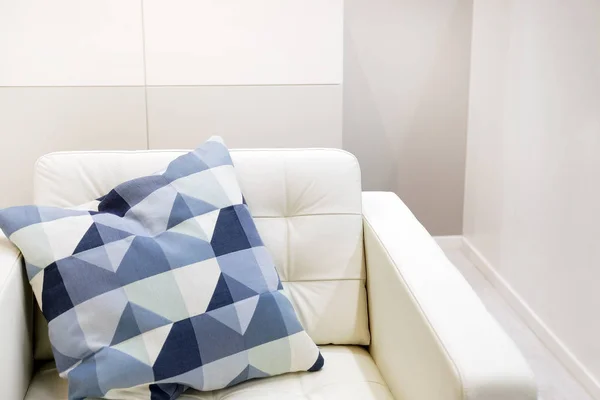 Interior da sala de estar com sofá branco com almofadas coloridas e um cobertor — Fotografia de Stock