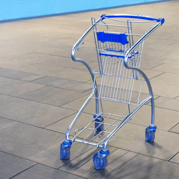 Kleine Lege Levensmiddelen Mand Trolley Met Kinderzitje — Stockfoto