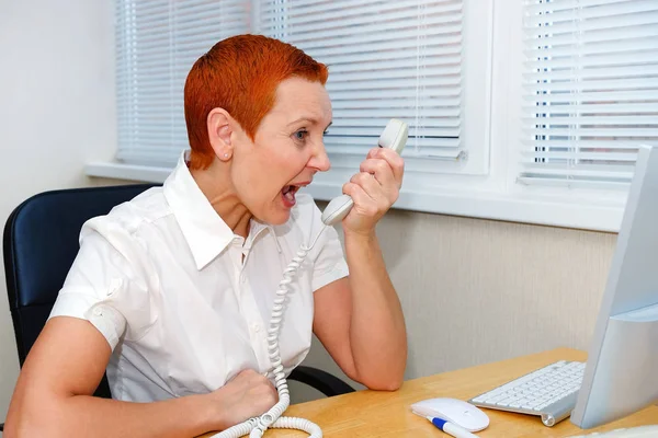 Una Mujer Negocios Discutiendo Con Cliente Por Teléfono Desacuerdos Malentendidos —  Fotos de Stock