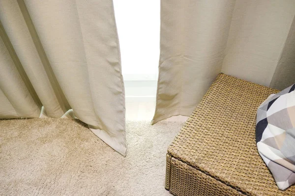 Cortinas Bege Mobília Vime Com Travesseiro Sala Estar Interior — Fotografia de Stock