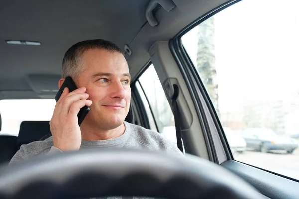 Mannen Bakom Ratten Sitter Bilen Tar Ett Telefonsamtal — Stockfoto