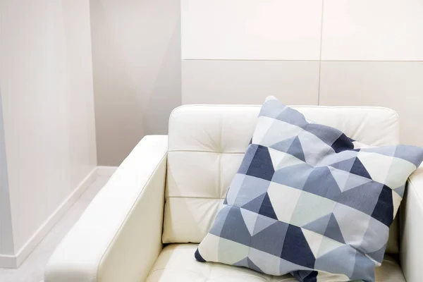 Interior Sala Estar Com Sofá Branco Com Almofadas Coloridas Cobertor — Fotografia de Stock
