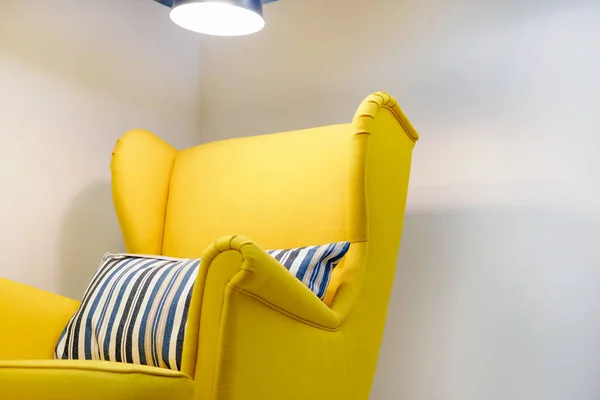 Cadeira Amarela Myagkoe Com Almofada Alta Lâmpada Leitura Traseira Acima — Fotografia de Stock