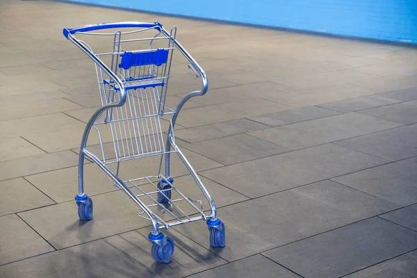 Kleine Lege Levensmiddelen Mand Trolley Met Kinderzitje — Stockfoto