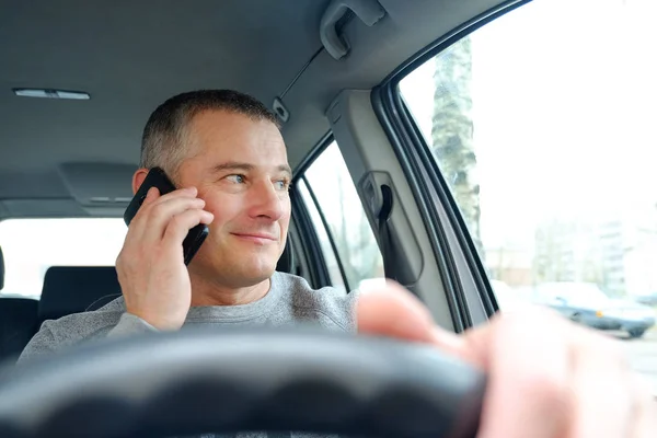 Mannen Bakom Ratten Sitter Bilen Tar Ett Telefonsamtal — Stockfoto