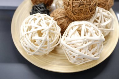 Yeni yıl iç. Küçük bir yapay Noel ağacı oyuncaklar ve mum. Hizmet gözlük