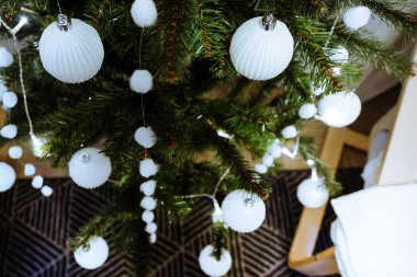 Yeni yıl iç. Küçük bir yapay Noel ağacı oyuncaklar ve mum. Hizmet gözlük